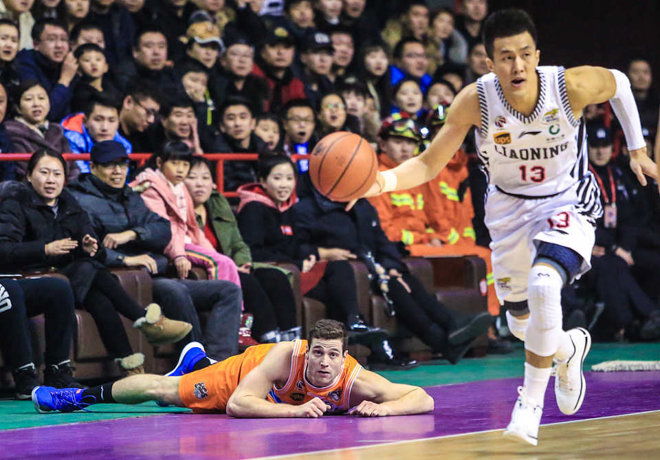 里程碑夜圣安东尼奥马刺止住颓势，CBA季后赛冲刺阶段刷纪录，质疑声仍在，轮换策略成焦点的简单介绍