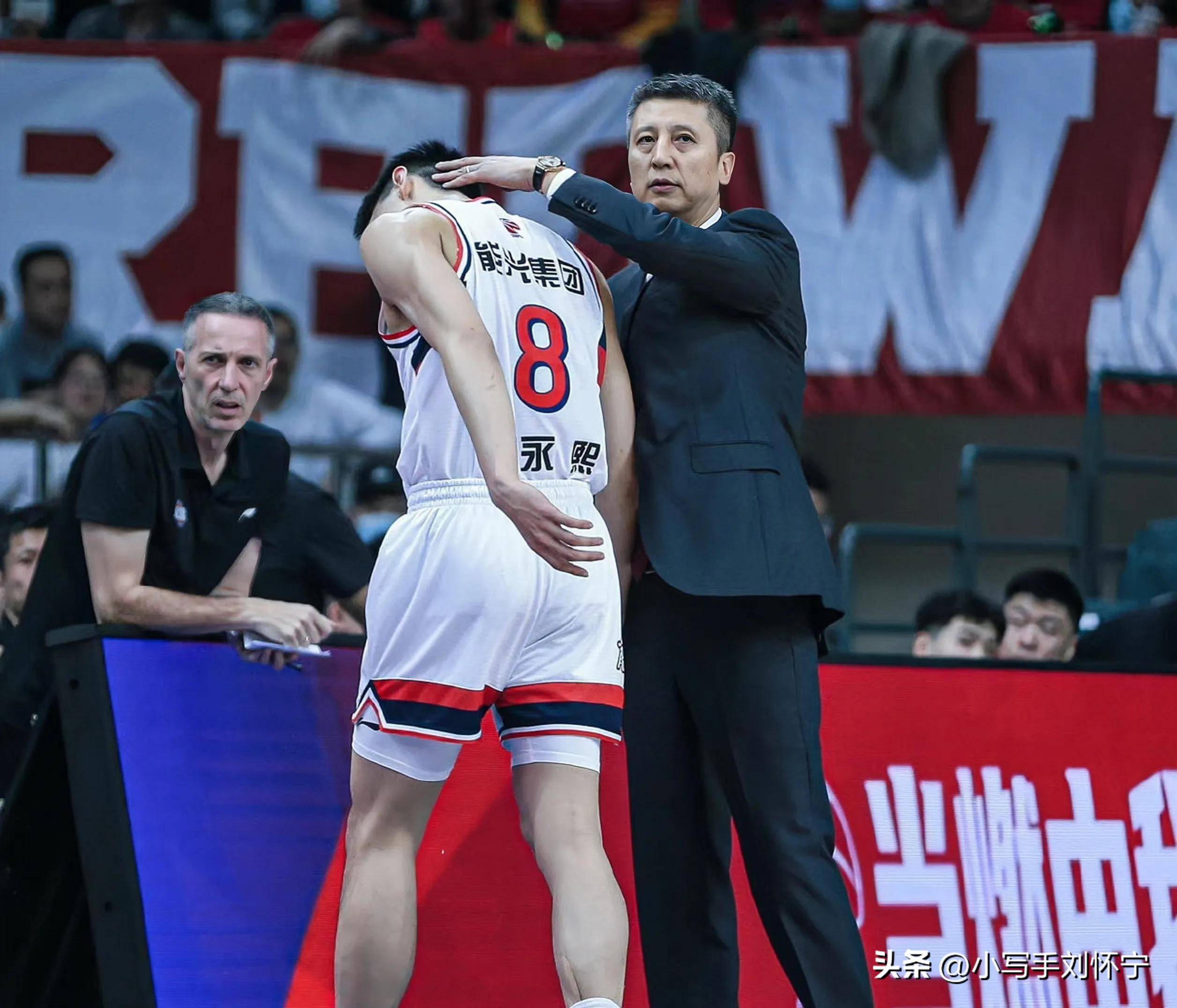 里程碑夜圣安东尼奥马刺止住颓势，CBA季后赛冲刺阶段刷纪录，质疑声仍在，轮换策略成焦点的简单介绍