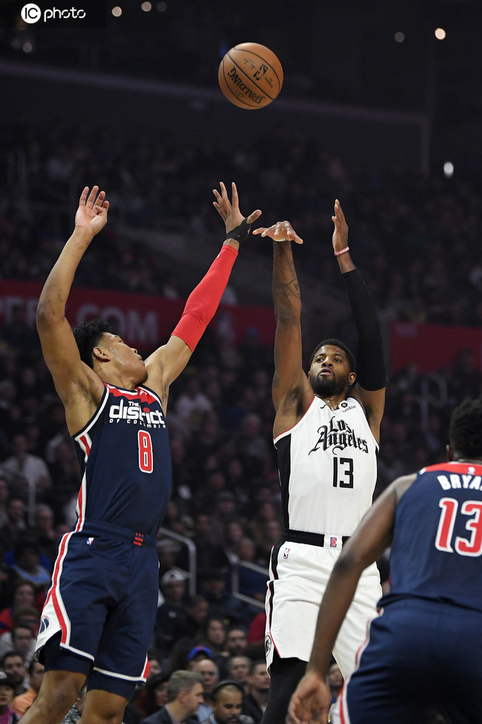 包含清晨法国杯传出新动向，广东宏远状态回暖，管理层表态：悬念犹存，阵容厚度经受考验的词条